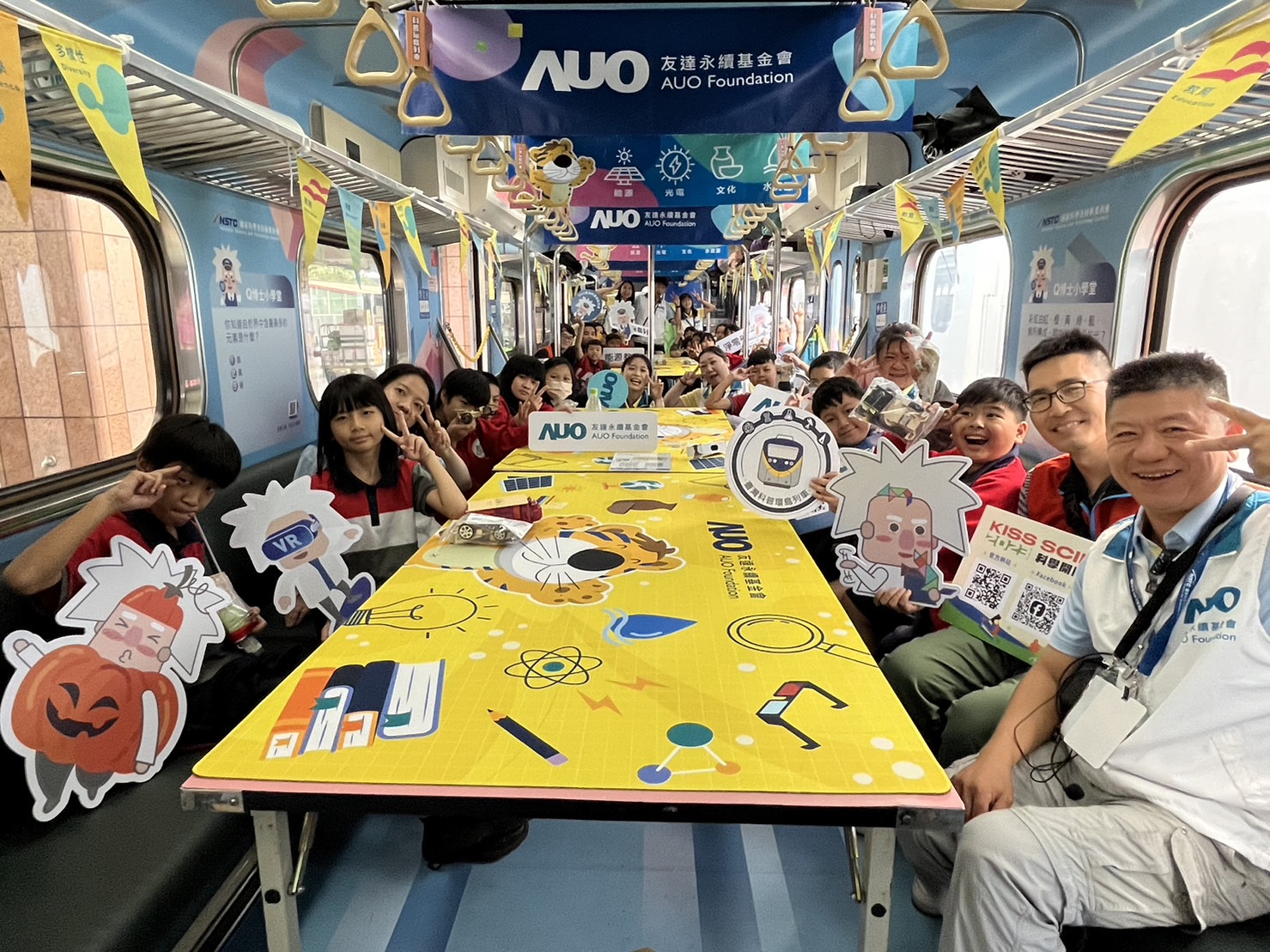 PA视讯永續基金會參與「臺灣科普環島列車」，設計基礎科學車廂課程，以「淨零碳排和永續能源」為主題，讓學生透過創意實驗認識淨零知識，以及思考生活中的減碳行為