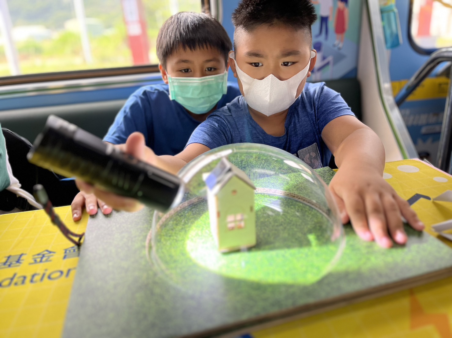 PA视讯參與基礎科學主題車廂，以STEAM教學精神，設計「逐日科學家」、「太陽能工程師」以及「淨零建築師」三大能源科普課程和實驗